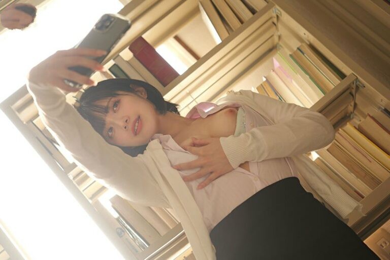 Bí mật của cô giáo thích chụp ảnh sexy và những cậu học trò biến thái